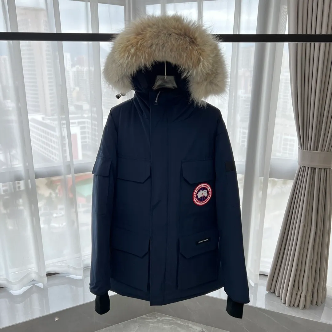 P840 Top version, original top quality Canadian brand Canada Goose has always been recognized as the warmest down jacket. Various Instagram celebrities, Internet celebrities, and celebrities often wear it for street photos. I do Canada Goose every year, but I still can’t get rid of my love for the geese. No matter how cold the weather is, there is no need to be afraid, because there are geese! ! The fur collar is made of top-grade imported coyote fur, which is not comparable to most of the loose and soft raccoon fur and fake fur on the market. The delicate and firm feel of the natural Siberian coyote fur collar is the sense of life that comes from the erosion of wind and frost in nature. The fur collar is removable! Filled with 90% white duck down, Canada Goose is the legendary warmest down jacket and is known as a must-have for Arctic outdoor sports! The most popular down jacket in the world, celebrities are rushing to buy it, it is a must-have! Same style for men and women Size: XS to XXXL Ready in stock😍😍